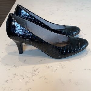 Lift Stride Black croc patent leather heels!